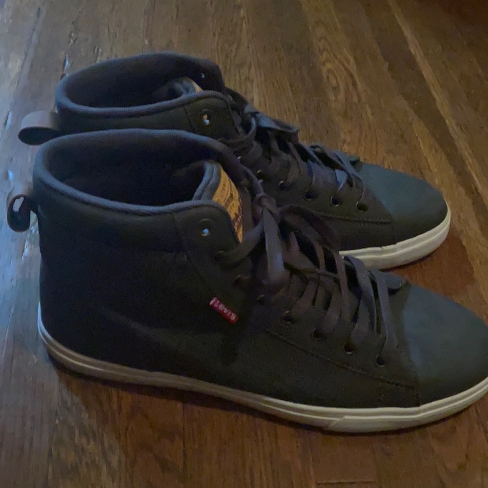 LEVI’s mens size 10 sneaker